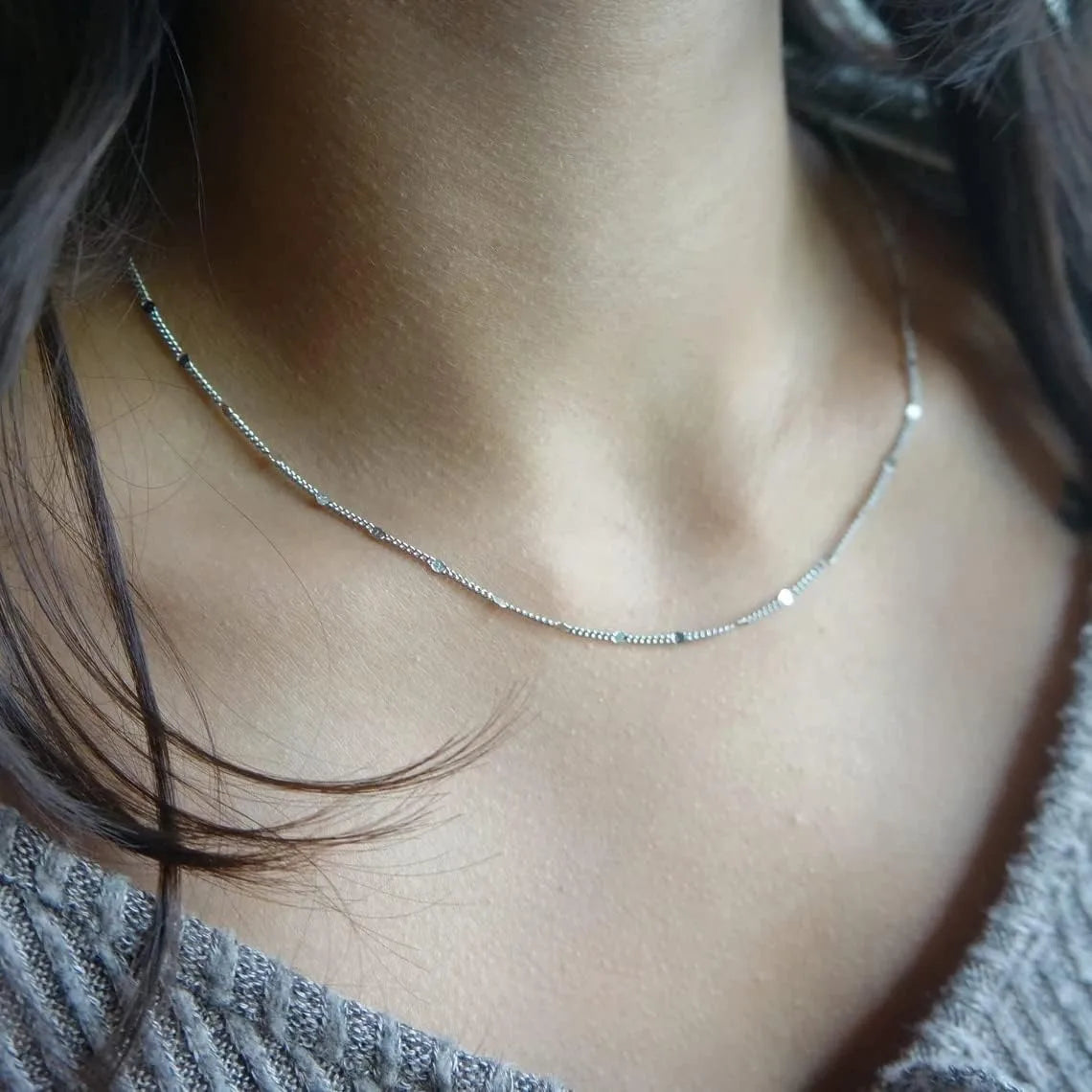 Collier Ras-du-Cou Satellite Plaqué Or/Argent – Éclat Minimaliste et Raffinement Aérien